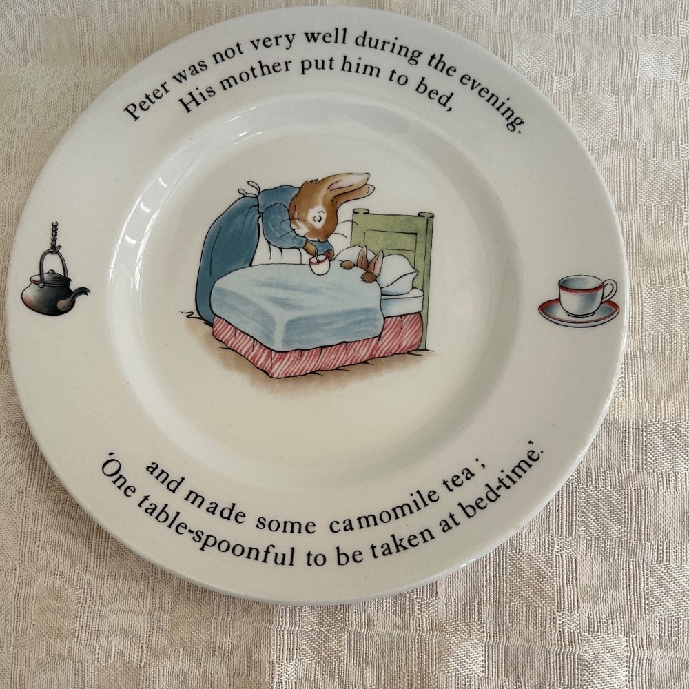 Vintage Beatrix potter Peter Rabbit Wedgewood plate with Mrs. Rabbit 7”